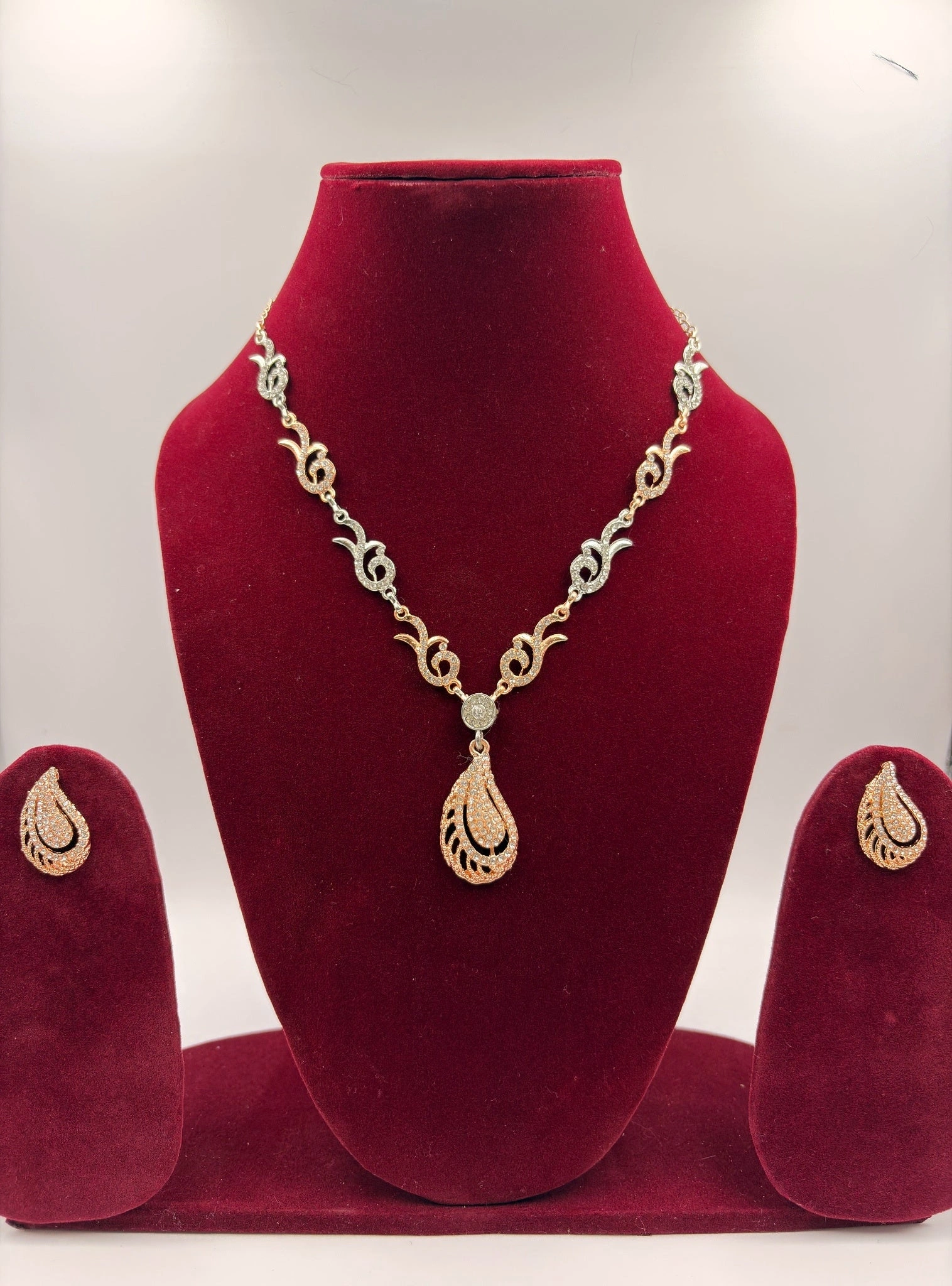 Elegant Gold Tone Teardrop Pendant Necklace Set – Fashion Jewellery for Women